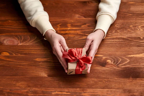 Hands Holding Craft Gift Box Close — Stock Photo, Image