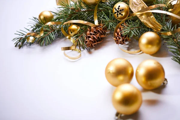 Kerstboom Tak Met Gouden Ballen Linten — Stockfoto