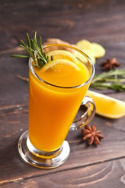 çay portakal ve ahşap masa cam bardakta zencefil ile