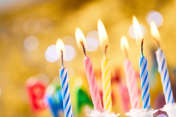 Kleurrijke Birthday Kaarsen Gouden Achtergrond — Stockfoto