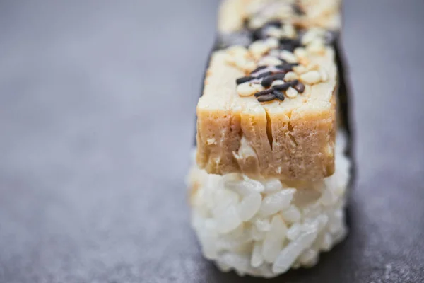 おいしいお寿司 灰色の背景にクローズ アップ — ストック写真