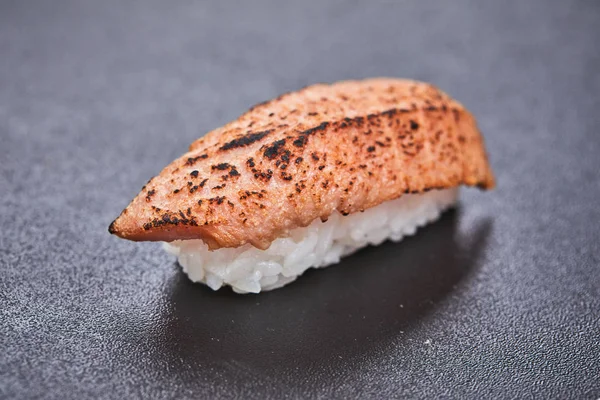 おいしいお寿司 灰色の背景にクローズ アップ — ストック写真