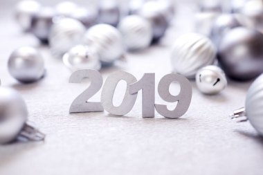 Yeni yıl dekoratif sayılar 2019 Noel gümüş toplar