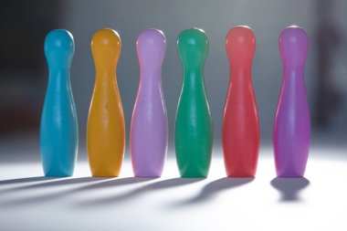 Gölgeler gri arka plan üzerinde renkli plastik cips