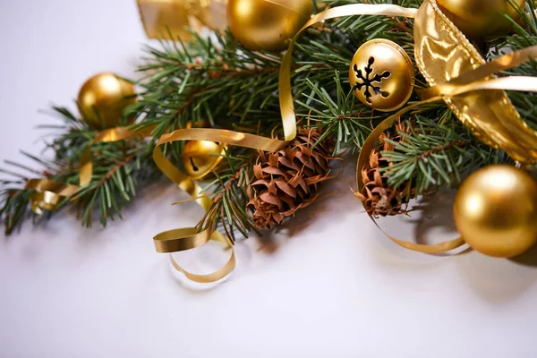 Weihnachtsbaumzweig Mit Goldenen Kugeln Und Bändern — Stockfoto