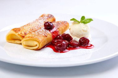 tatlı kek kiraz beyaz tabakta ile yakın çekim 