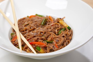 noodle ile beyaz tabakta sebze yakın çekim 