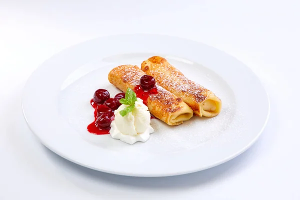 Tortitas Dulces Con Cerezas Plato Blanco Primer Plano — Foto de Stock