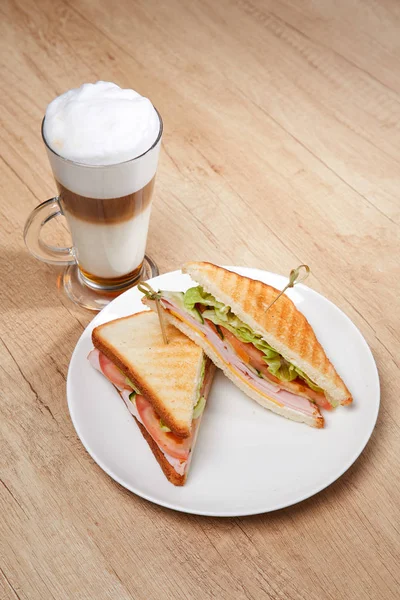 Sandwiches Mit Schinken Auf Weißem Teller Mit Kaffeetasse Nahaufnahme — Stockfoto