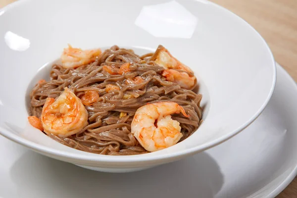 Tagliatella Con Gamberetti Piastra Bianca Primo Piano — Foto Stock