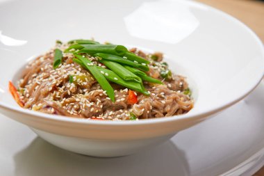 noodle ile beyaz tabakta sebze yakın çekim 