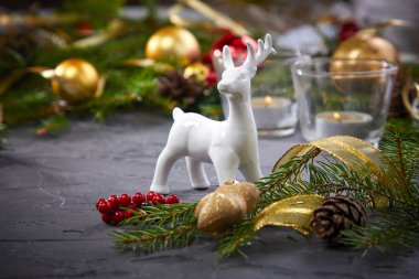 Noel dekorasyonu ile gri masada geyik 