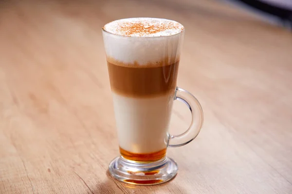 Latte Macchiato Con Jarabe Vidrio Sobre Fondo Madera Primer Plano — Foto de Stock