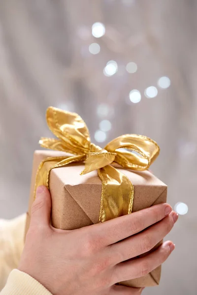 Hände Halten Handwerk Geschenkbox Nahaufnahme — Stockfoto