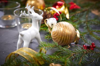 Noel dekorasyonu ile gri masada geyik 