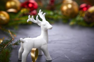 Noel dekorasyonu ile gri masada geyik 