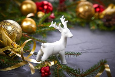 Noel dekorasyonu ile gri masada geyik 