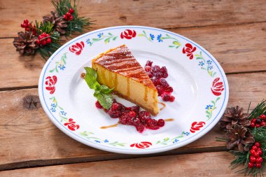 kabak cake çilek beyaz tabakta ile yakın çekim 