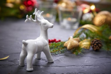 Noel dekorasyonu ile gri masada geyik 