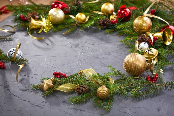 Kerstdecoratie Met Gouden Ballen Grijze Achtergrond — Stockfoto