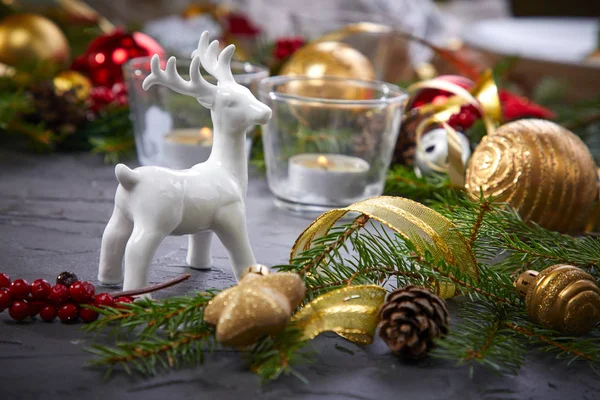 圣诞节装饰与鹿在灰色桌上 — 图库照片
