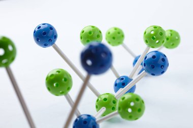 Moleküler yapısı beyaz zemin üzerine izole yakın çekim 