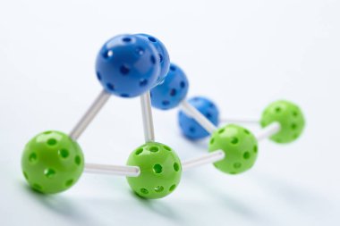 Moleküler yapısı beyaz zemin üzerine izole yakın çekim 