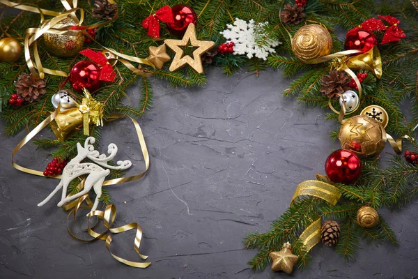 Kerstdecoratie Met Gouden Ballen Grijze Achtergrond — Stockfoto