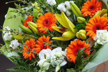 koyu arka plan üzerinde buket güzel yakın çekim 