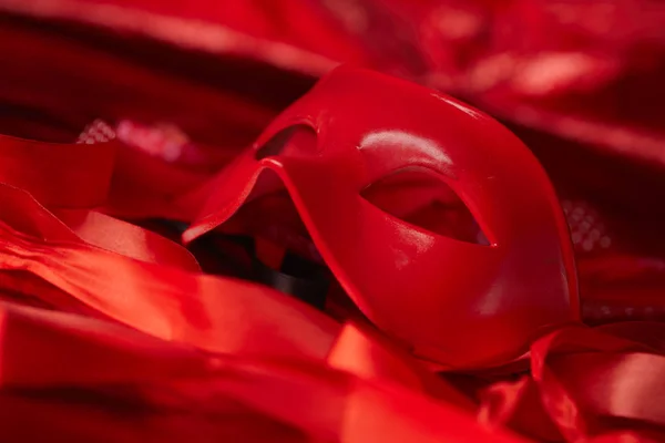 Carnaval Máscara Roja Para Vacaciones Con Cintas Sobre Fondo Oscuro —  Fotos de Stock