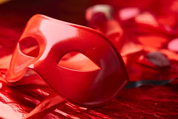 Carnaval Máscara Roja Para Vacaciones Con Cintas Sobre Fondo Oscuro —  Fotos de Stock