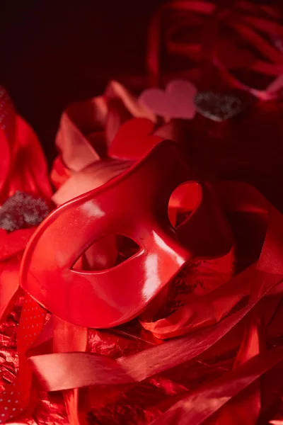 Carnaval Máscara Roja Para Vacaciones Con Cintas Sobre Fondo Oscuro —  Fotos de Stock