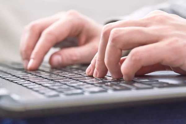 Manos Masculinas Escribiendo Teclado Del Ordenador Portátil Primer Plano — Foto de Stock