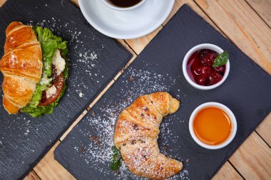 kruvasan reçel ve kahve fincanı karanlık kurullarında yakın çekim  