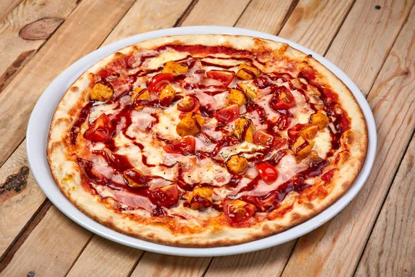 Varm Pizza Trä Bakgrund Närbild — Stockfoto