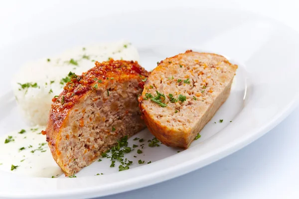 Reis Mit Schnitzel Auf Weißem Teller Nahaufnahme — Stockfoto