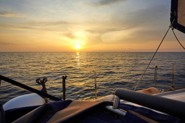 güneşli gün denizde yüzen yat