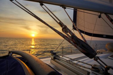 güneşli gün denizde yüzen yat