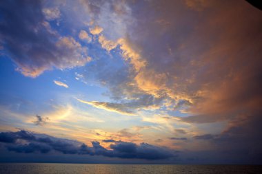 muhteşem yaz batımında güzel deniz manzarası 