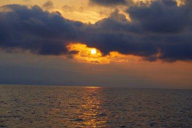 muhteşem yaz batımında güzel deniz manzarası 