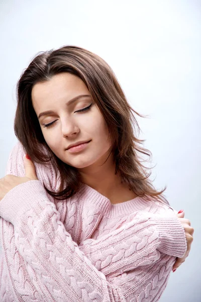 Portrait Beautiful Young Woman Wearing Sweater Posing Grey Background — Stock Photo, Image