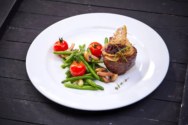 Steak Mit Gemüse Auf Weißem Teller Nahaufnahme — Stockfoto