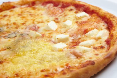 şapka beyaz tabakta lezzetli pizza yakın çekim 