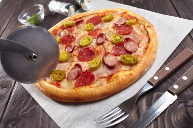 çatal bıçak takımı ahşap arka plan üzerinde lezzetli pizza yakın çekim 