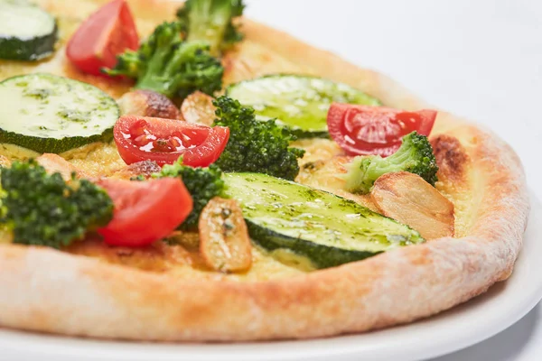 Vegetarische Pizza Witte Plaat Close — Stockfoto