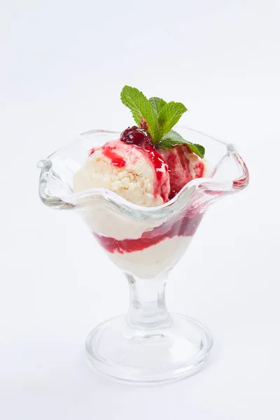 Dondurma Cam Beyaz Zemin Üzerine Izole Berry Reçelli Yakın Çekim — Stok fotoğraf