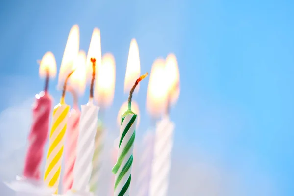 Kleurrijke Birthday Kaarsen Blauwe Achtergrond — Stockfoto