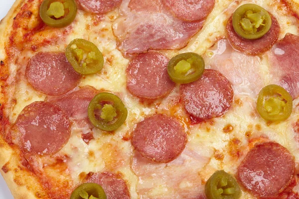 Varma Välsmakande Pizza Med Korv Och Paprika Skivor Närbild — Stockfoto