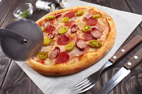 Lekkere Pizza Met Bestek Houten Achtergrond Close — Stockfoto