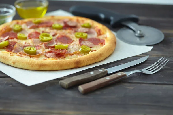 Pizza Saborosa Com Talheres Fundo Madeira Close — Fotografia de Stock